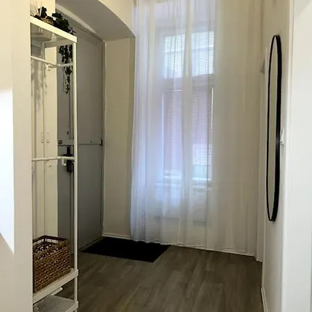 Cozy One Bedroom Close To City Center 4 *