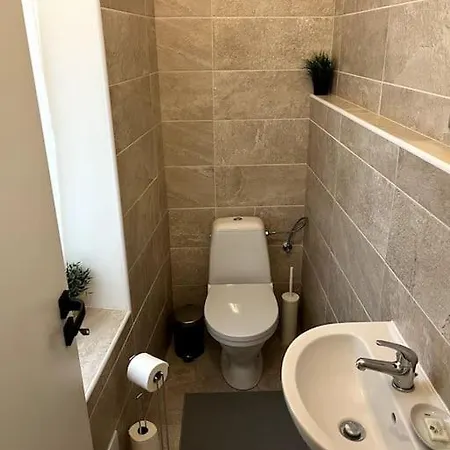 Cozy One Bedroom Close To City Center 4 شقة *