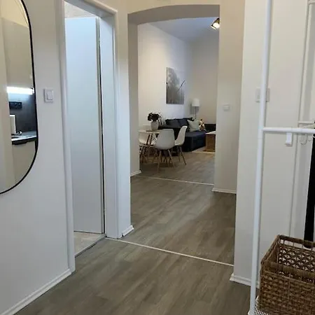 Cozy One Bedroom Close To City Center 4 شقة